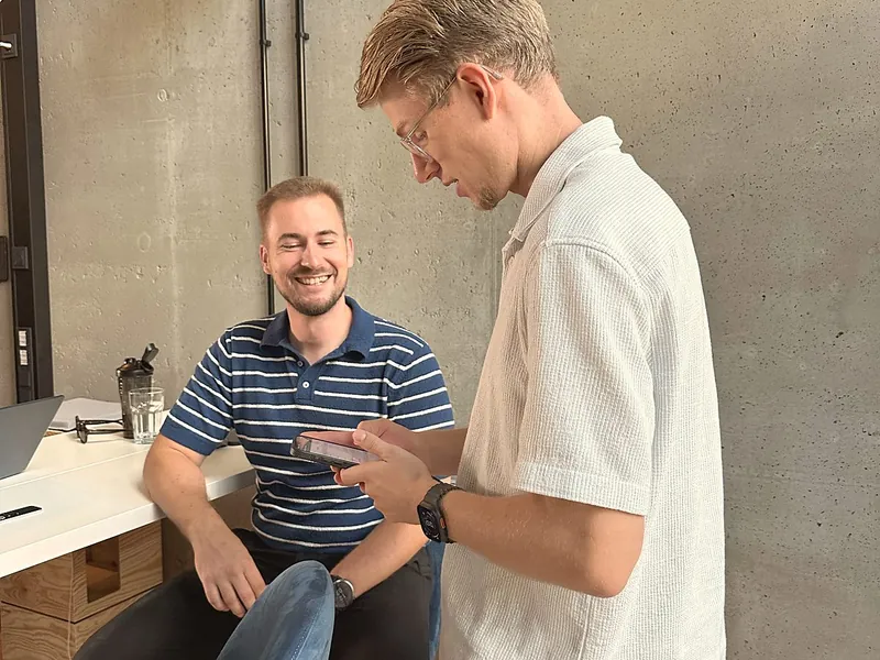 Trainer und Teilnehmer stimmen sich am Bauplatz ab