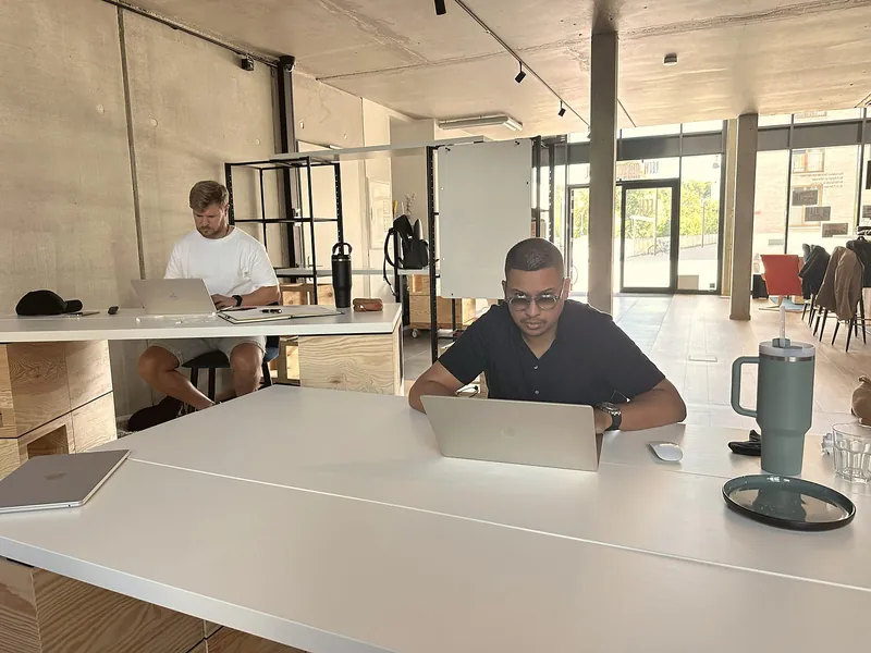 Teilnehmer arbeiten an Laptops im LechLoft